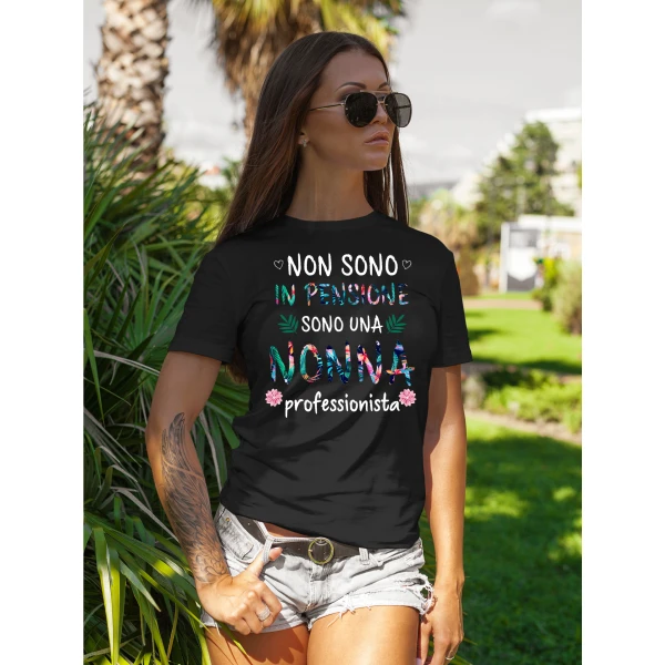 Tshirt Nonna divertente maglietta festa dei nonni Non sono in pensione, sono una nonna professionista - flower  - idea regalo nonna - immagine 2