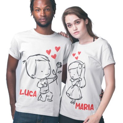 T-shirt coppia personalizzabile con nome e disegno di due innamorati