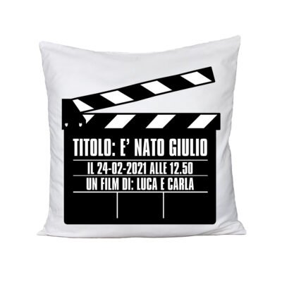 Cuscino PERSONALIZZABILE con nome e data un film di Mamma e Papà in cotone 40x40 cm