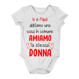 Body neonato divertente Festa della Mamma Io e Papà abbiamo una cosa in comune, amiamo la stessa donna - body mamma - idea regalo