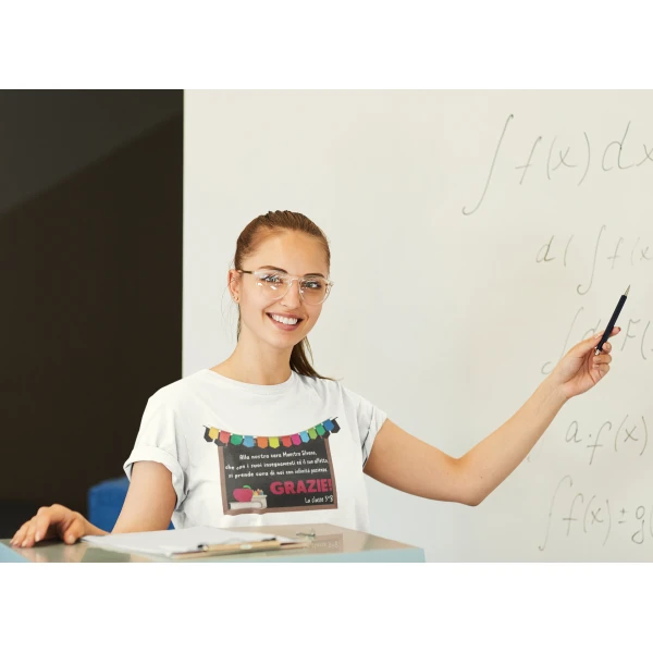Maglietta T-Shirt Maestra Personalizzabile Alla nostra cara maestra, grazie Regalo Maestra fine anno - immagine 2