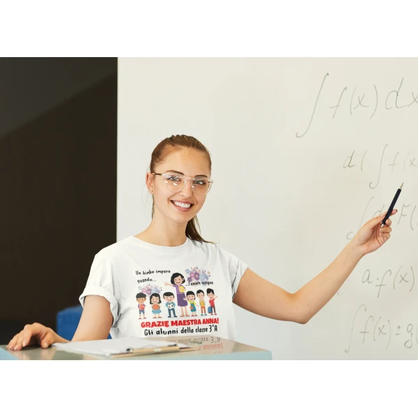 Maglietta T-Shirt Maestra Personalizabile Un bimbo impara quando l'amore insegna Regalo Maestra fine anno - immagine 3