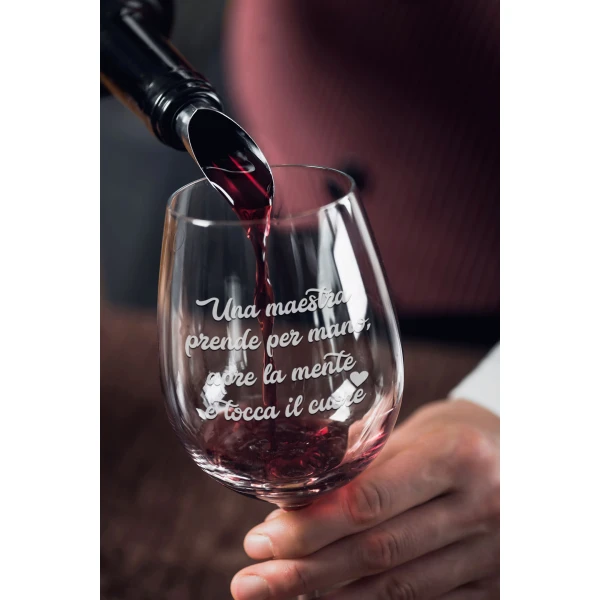 Calice Maestra Calice da Vino Regalo Maestra una maestra prende per mano, apre la mente e tocca il cuore Calice 50 cl - immagine 2