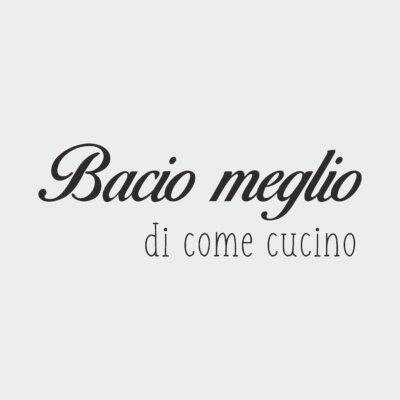 Adesivo murale Wall Sticker Bacio meglio di come cucino - idea regalo per la casa Dimensioni 60x20 cm