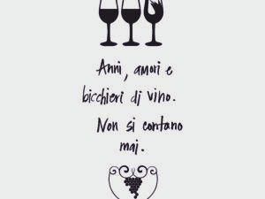 Adesivo murale Wall Sticker Anni, amori e bicchieri di vino non si contano mai - idea regalo per la casa Dimensioni 60x30 cm